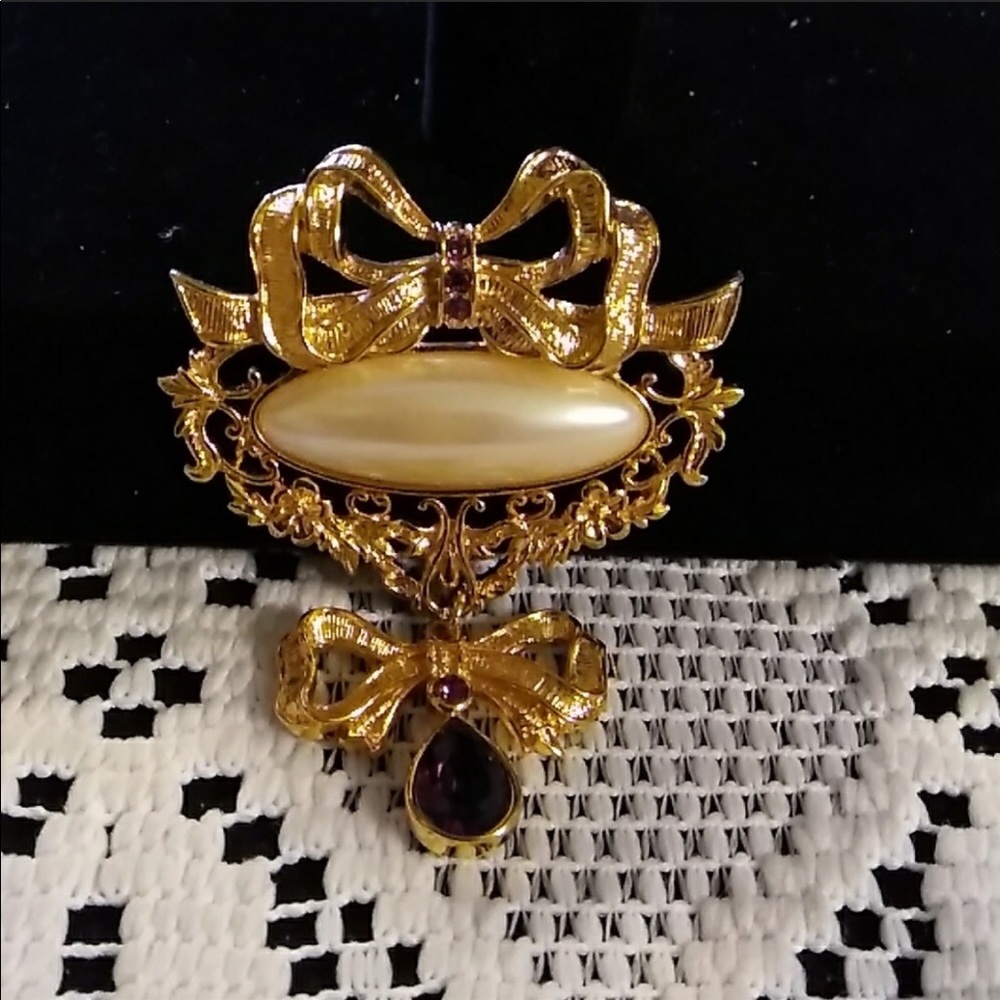 BEAUTIFUL DANGLE BROOCH